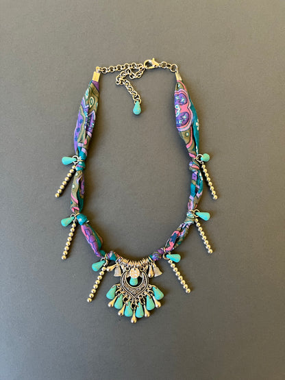 Necklace زمردة