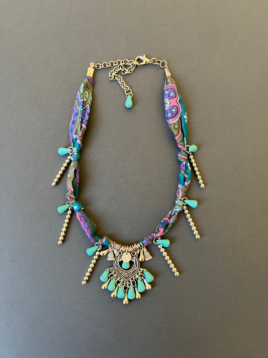 Necklace زمردة
