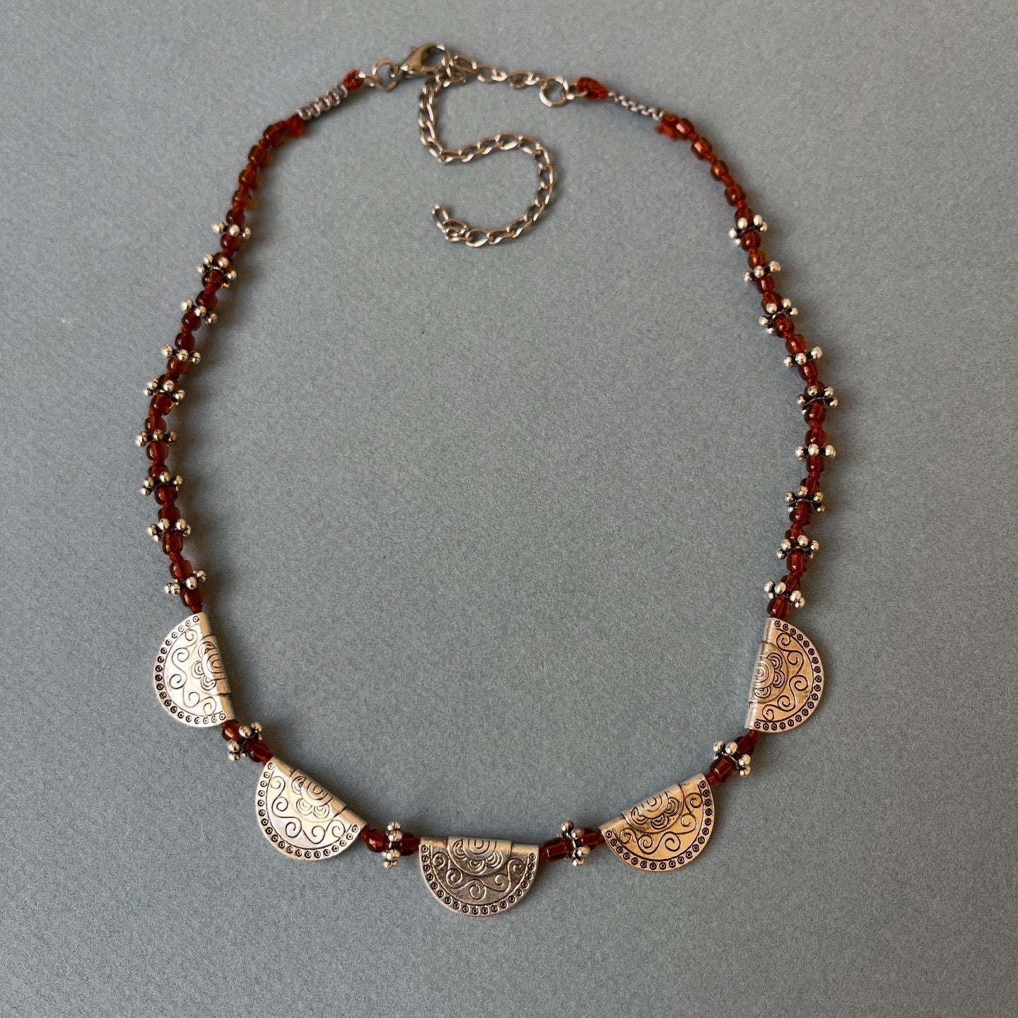 عقد من المعدن مع الخرز الزجاج